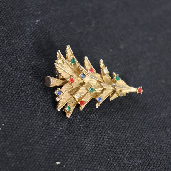 Vintage Gold Tone Christmas Tree Brooch w/ Rhinestones Holiday Pin - Picture 1 of 2